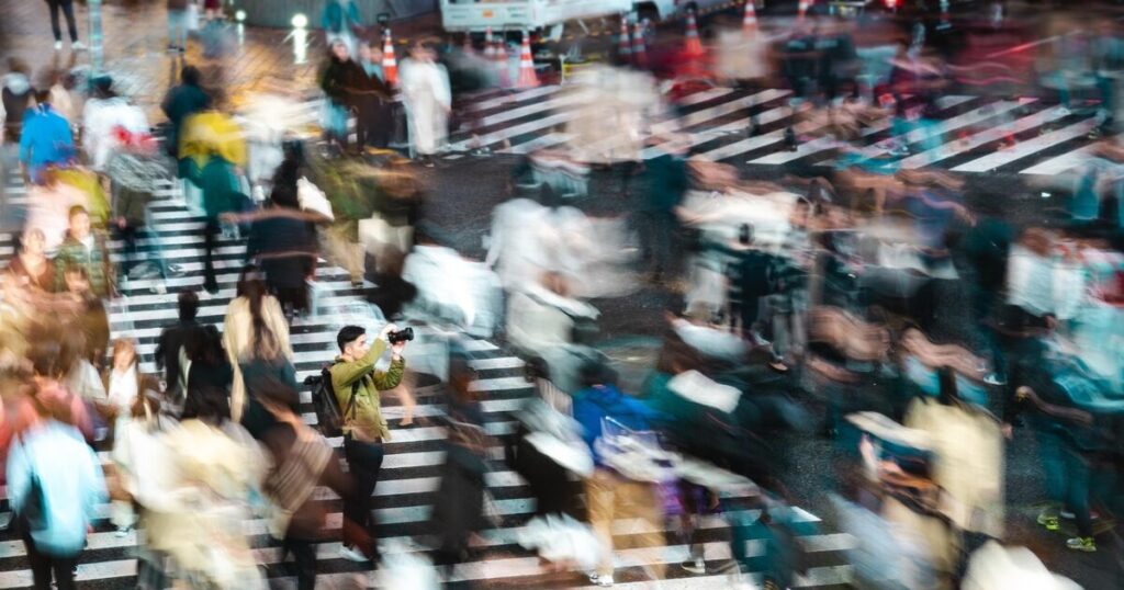 中国国内の巨大な人口を表すアジアの混雑した通りの群衆