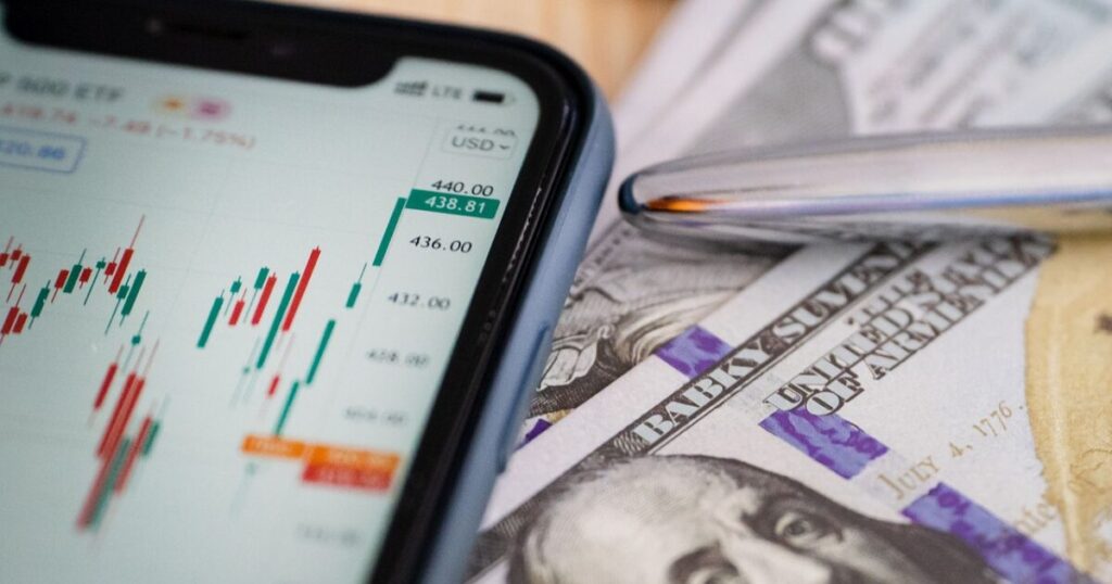 売上の増加に比例してアカウント停止リスクが急上昇する「危険な相関関係」を示すグラフ