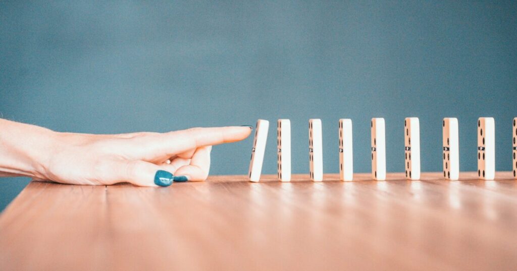 ドミノ倒しのように崩れ落ちるビジネスのイメージ図