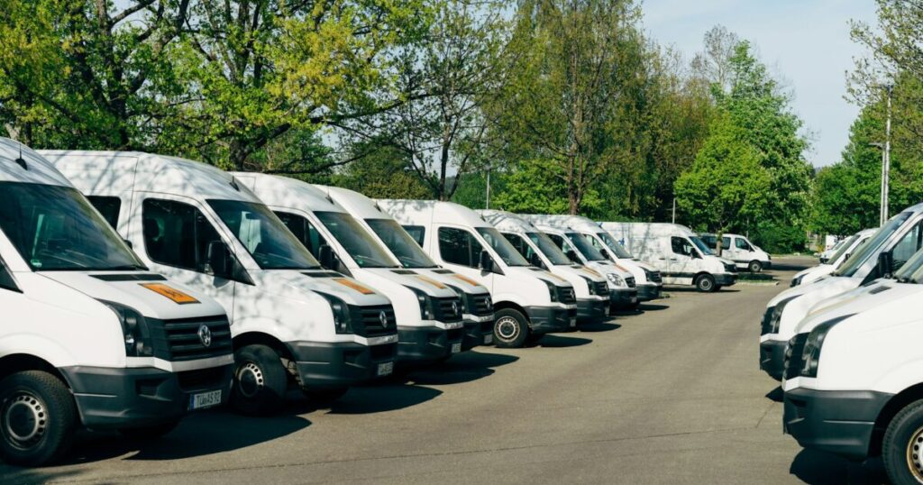 高速で配送される荷物と物流倉庫のイメージ