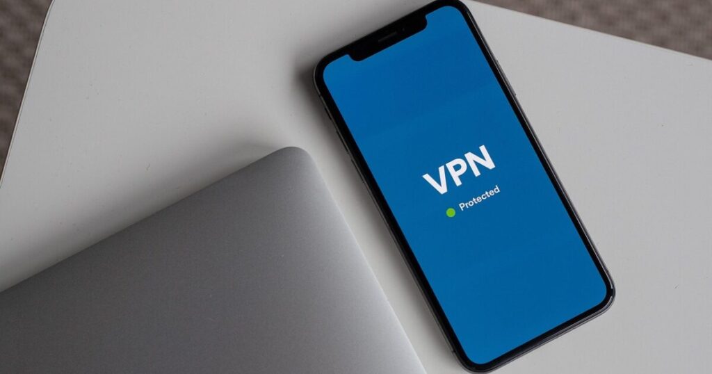 インターネット上の仮想的な専用トンネル(VPN)と暗号化されたデータ通信のイメージ
