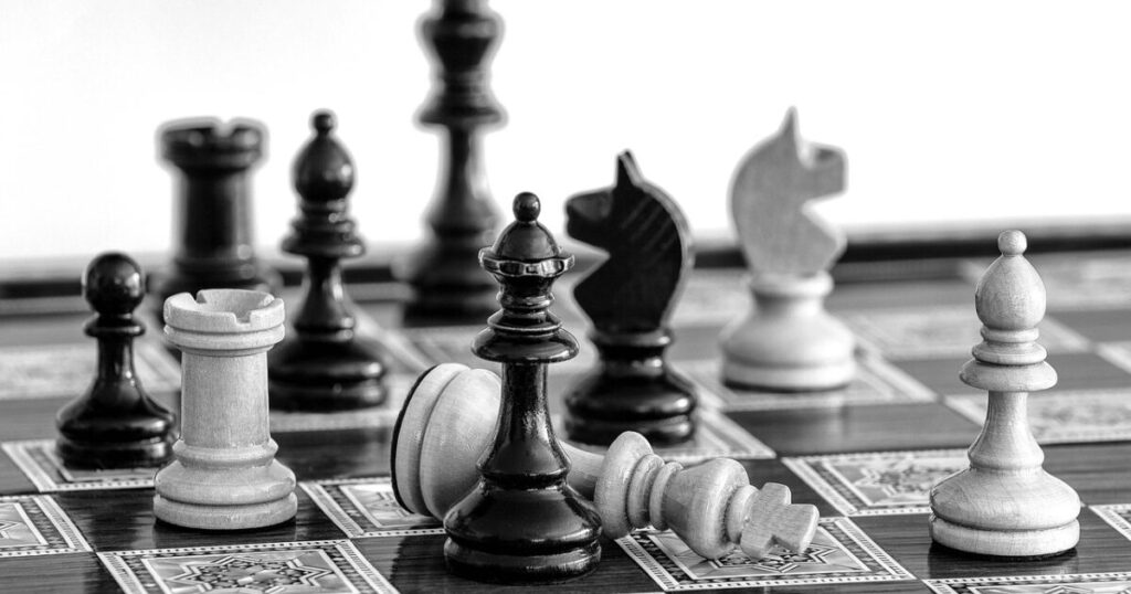 戦略的に配置されたチェスの駒、価格統制とビジネス戦略のメタファー