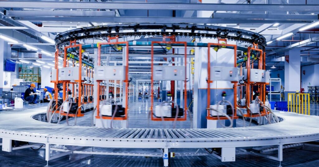 工場での大量生産によりコピー商品が市場に溢れるイメージ