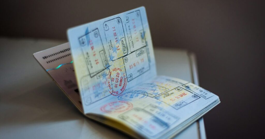 パスポートと開かれた世界、安全な日本ブランドの輸出イメージ