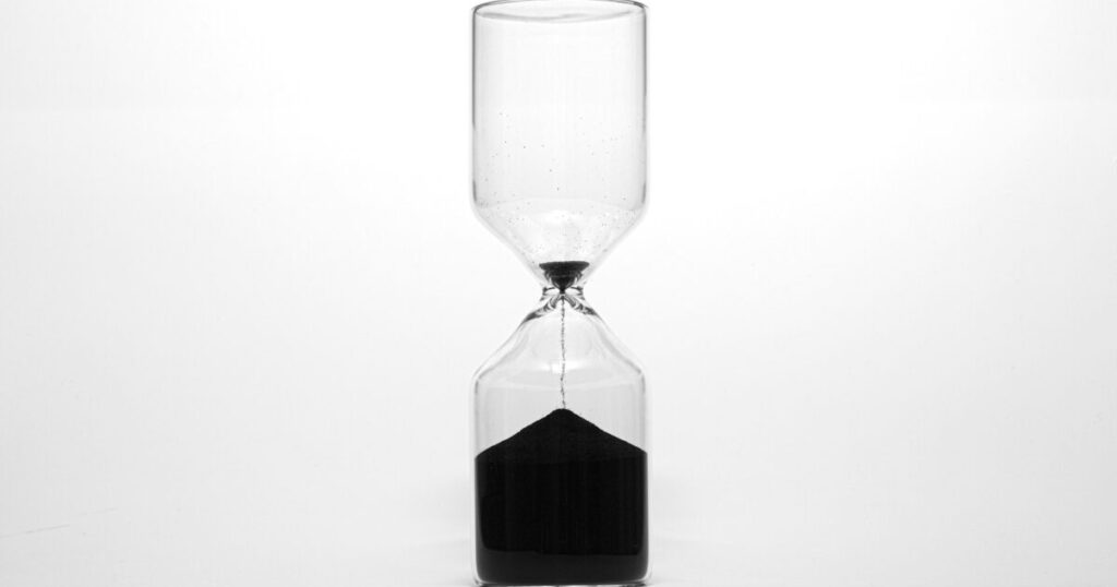 人口ボーナス期の終了と高齢化社会を示す砂時計のメタファー