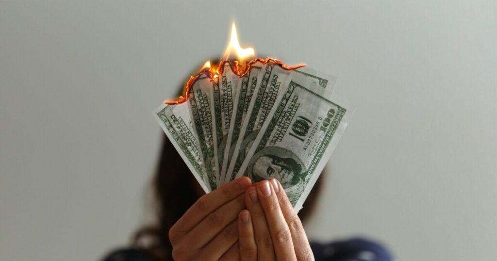 複雑な広告システムで資金が燃え尽きるイメージ