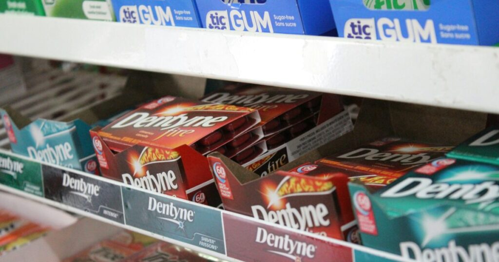 同じような商品が大量に並び価格競争が起きている市場の棚