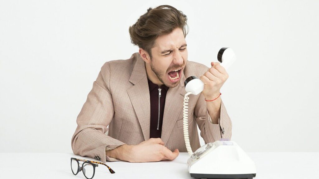 転売行為に対して拒絶を示すサインや怒っている人々