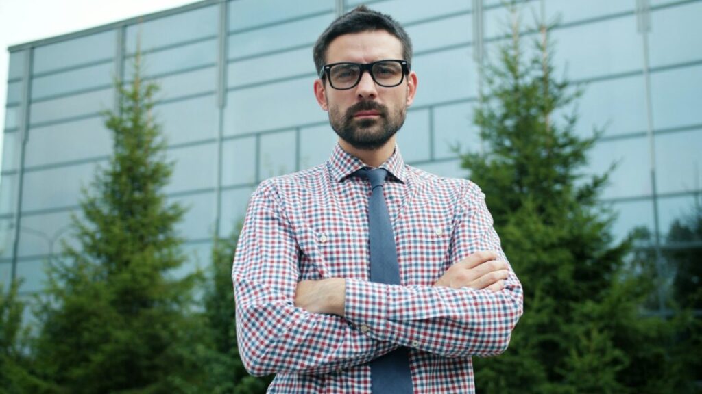 提案を拒絶し腕組みをする厳しい表情のビジネスマン