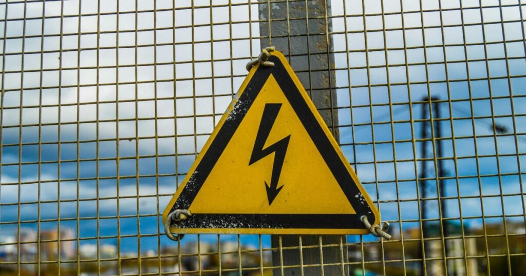 地雷原を歩くような危険な個人輸出ビジネスとリスクのイメージ