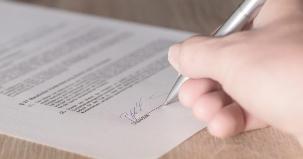 ビジネスを攻撃から守る頑丈な盾と防御でもある契約のイメージ