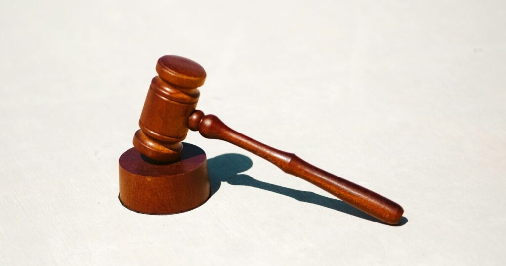 インターネット上の違法行為に対する法規制と監視のイメージ