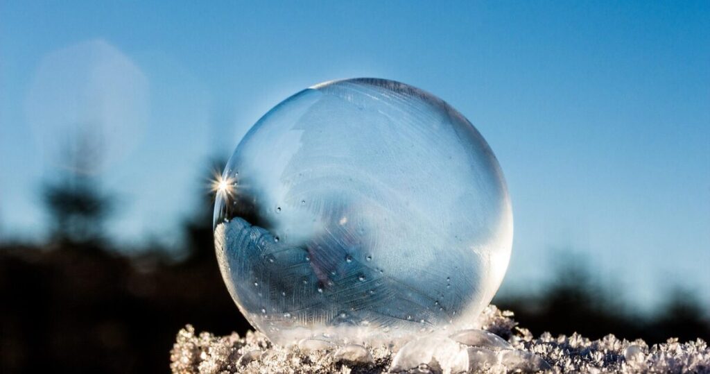 過去最低を記録した日系企業の投資意欲を示す下降グラフと冷え込む市場