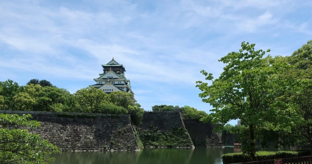 競合他社からの攻撃を防ぐ強固な城壁と参入障壁のメタファー