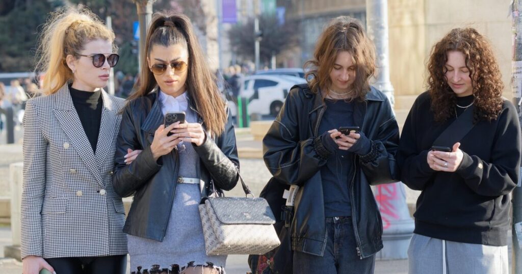 スマートフォンで動画フィードに夢中になっているユーザーの様子