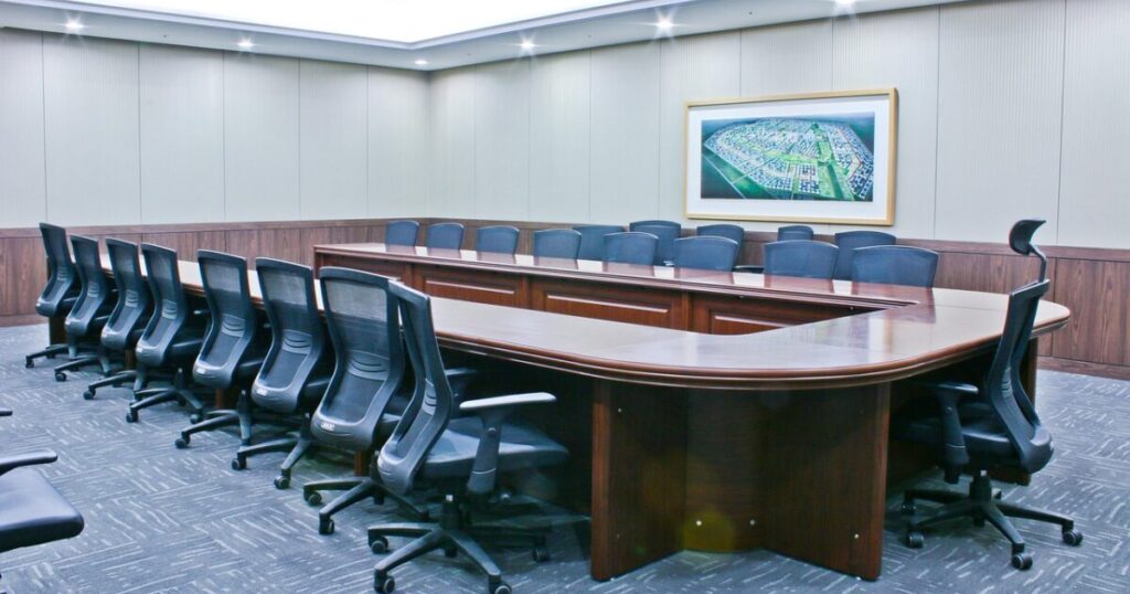 政治的摩擦の裏で進行する欧州と中国の合理的なビジネス取引と経済的結びつきを示す直接的なイメージ