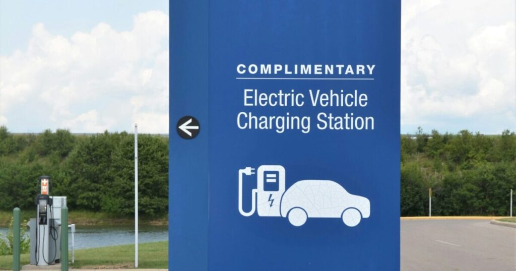 圧倒的な生産キャパシティで欧州市場へ輸出される大量の自動車と港の直接的なイメージ