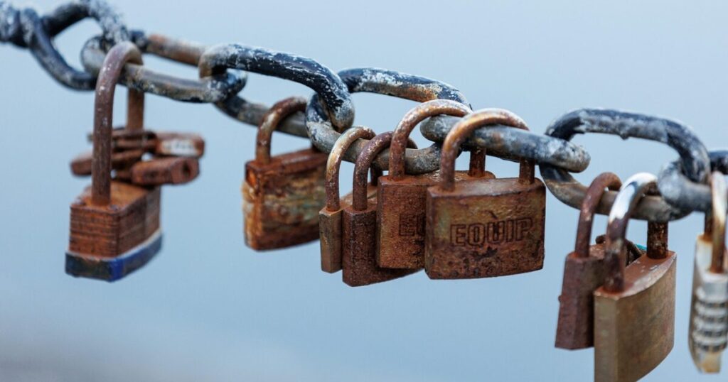 越境ECの厳しさとプラットフォームのリスクを象徴する鎖と南京錠