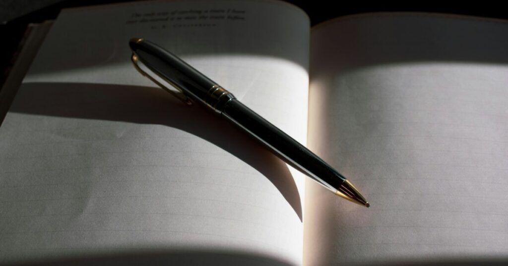 Shopeeの厳しい利用規約に署名する経営者の手元と契約書